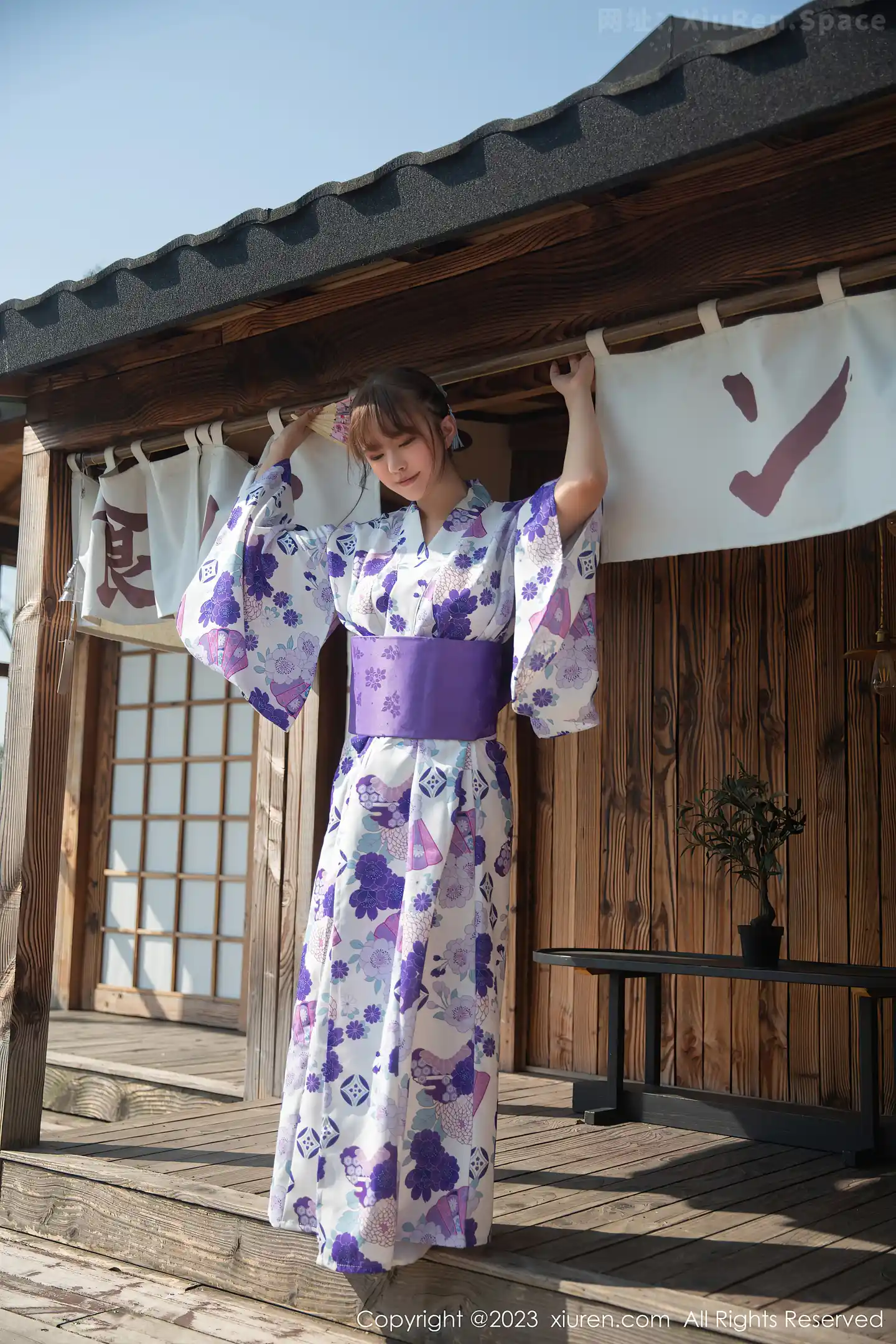 图片[5]-[XiuRen秀人网]2023.02.14 VOL.6264 安然anran 银色深V礼服裙与金色内衣加肉丝美腿性感私房写真集-秀人网官方网站